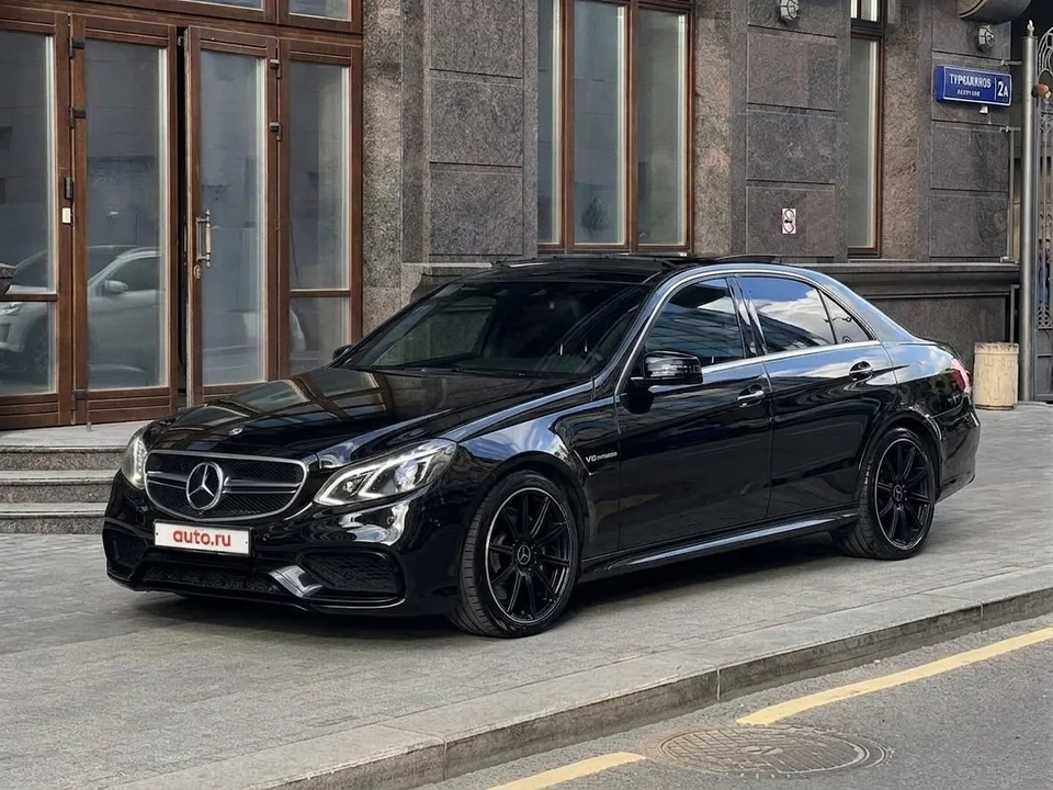 Чёрный глянцевый Mercedes на городской улице