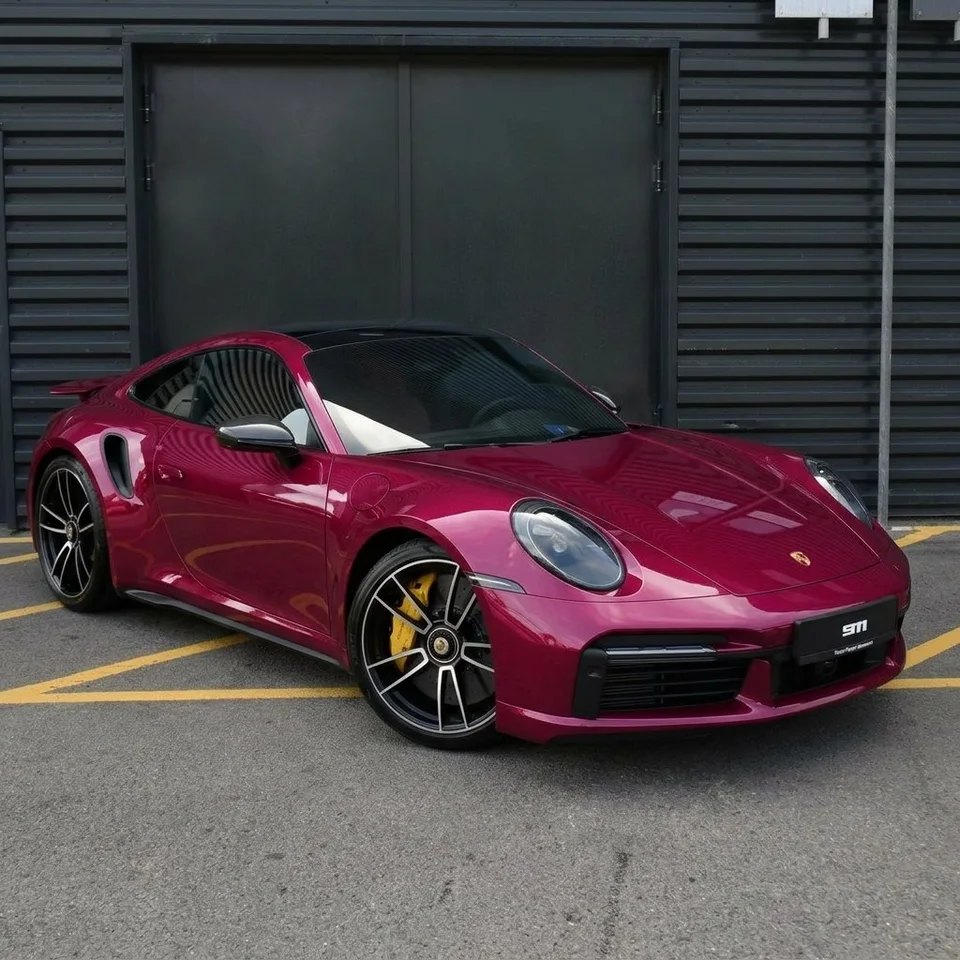 Porsche в красно-фиолетовом цвете